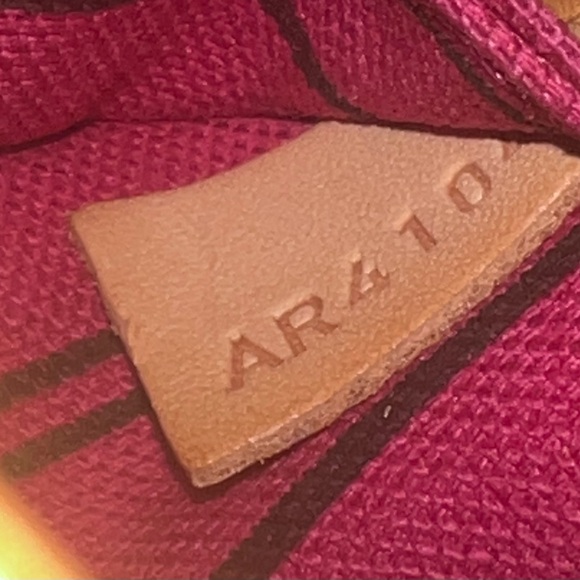 Louis Vuitton Neverfull PM Monogram Shoulder Bag with Pouch - Picture 17 of 17